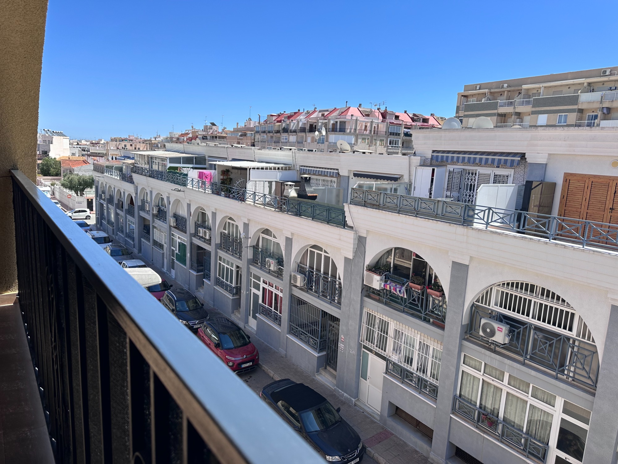 Modern ingericht appartement met balkon en uitzicht in Apartamento Sol y los Verdes, Torrevieja aan de Costa Blanca
